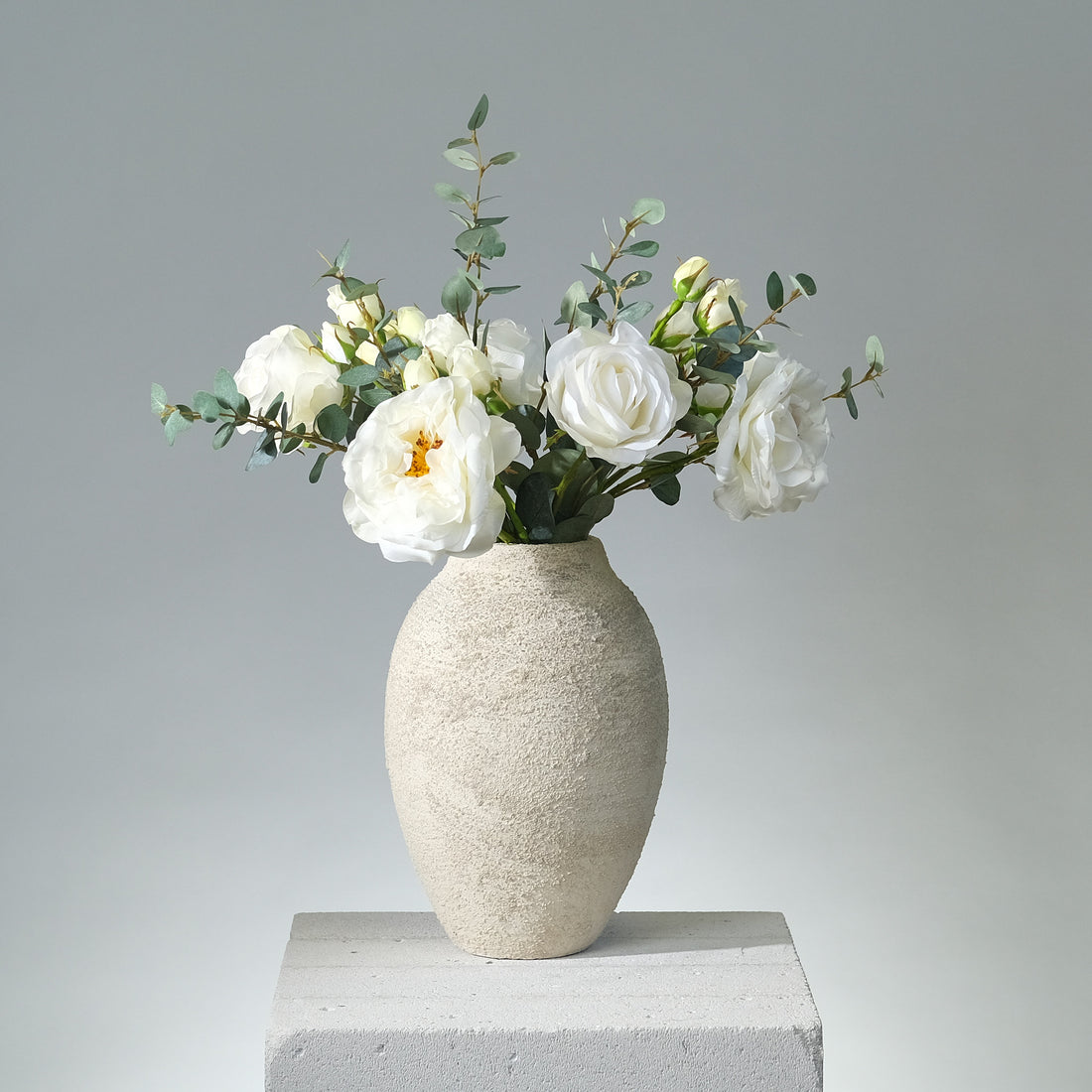 Konstgjord bukett Soft Embrace med vita och crèmefärgade rosor samt silvergrön eucalyptus, stilfullt arrangerad i harmonisk design - FLORISSMA