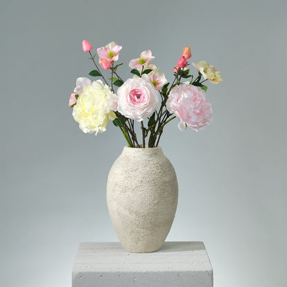 Konstgjord bukett Soft Glow med pioner, ranunklar och julrosor i rosa, beige och persikotoner, arrangerad i naturlig stil - FLORISSMA