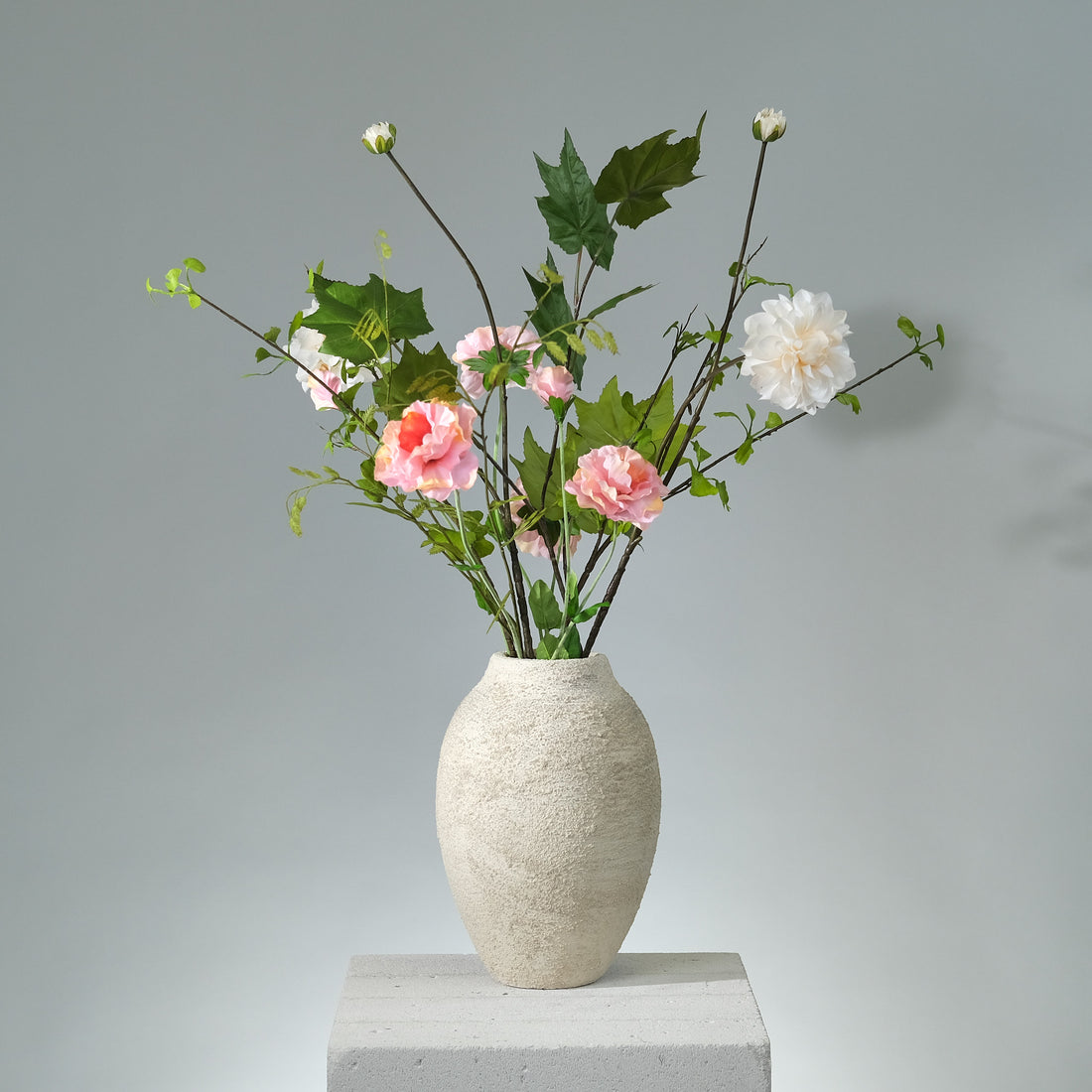 Konstgjord bukett Verdant Dream med naturtrogna blommor i grönt, vitt och blekrosa, arrangerad i luftig och elegant stil. FLORISSMA