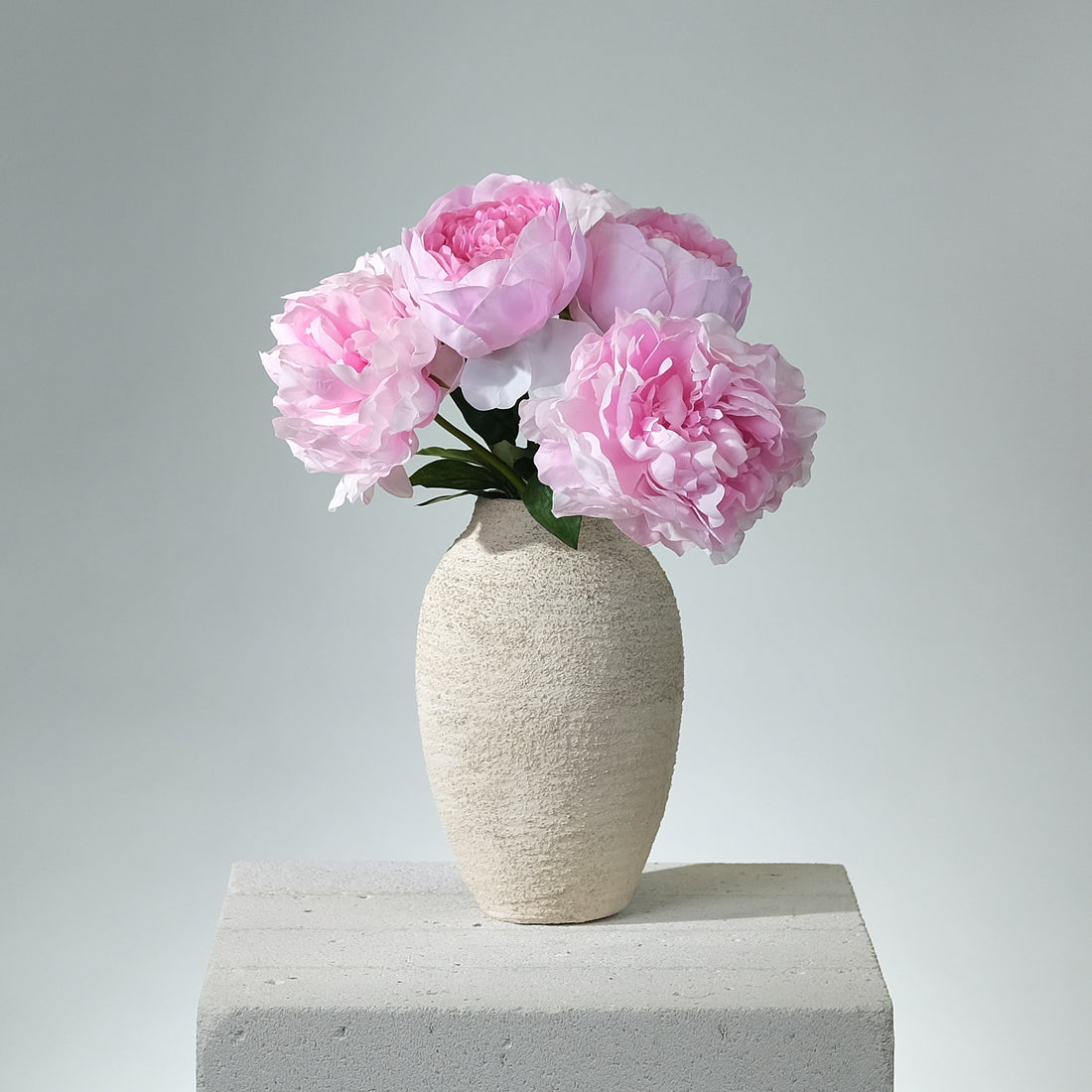 Konstgjord bukett Peony Whispers Rosa med sex rosa pioner i realistiskt sidenmaterial – tidlös, romantisk och underhållsfri. - FLORISSMA