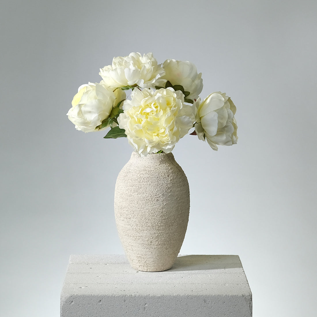 Konstgjord bukett Peony Whispers Yellow med gula pioner i naturtrogen design – en elegant, underhållsfri inredningsdetalj. - FLORISSMA