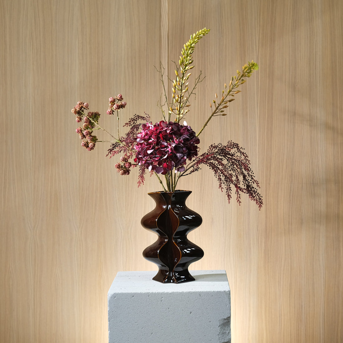 Raw Harmony - Djup Burgundy Hortensia med Mjuka Björnbär i Mauve