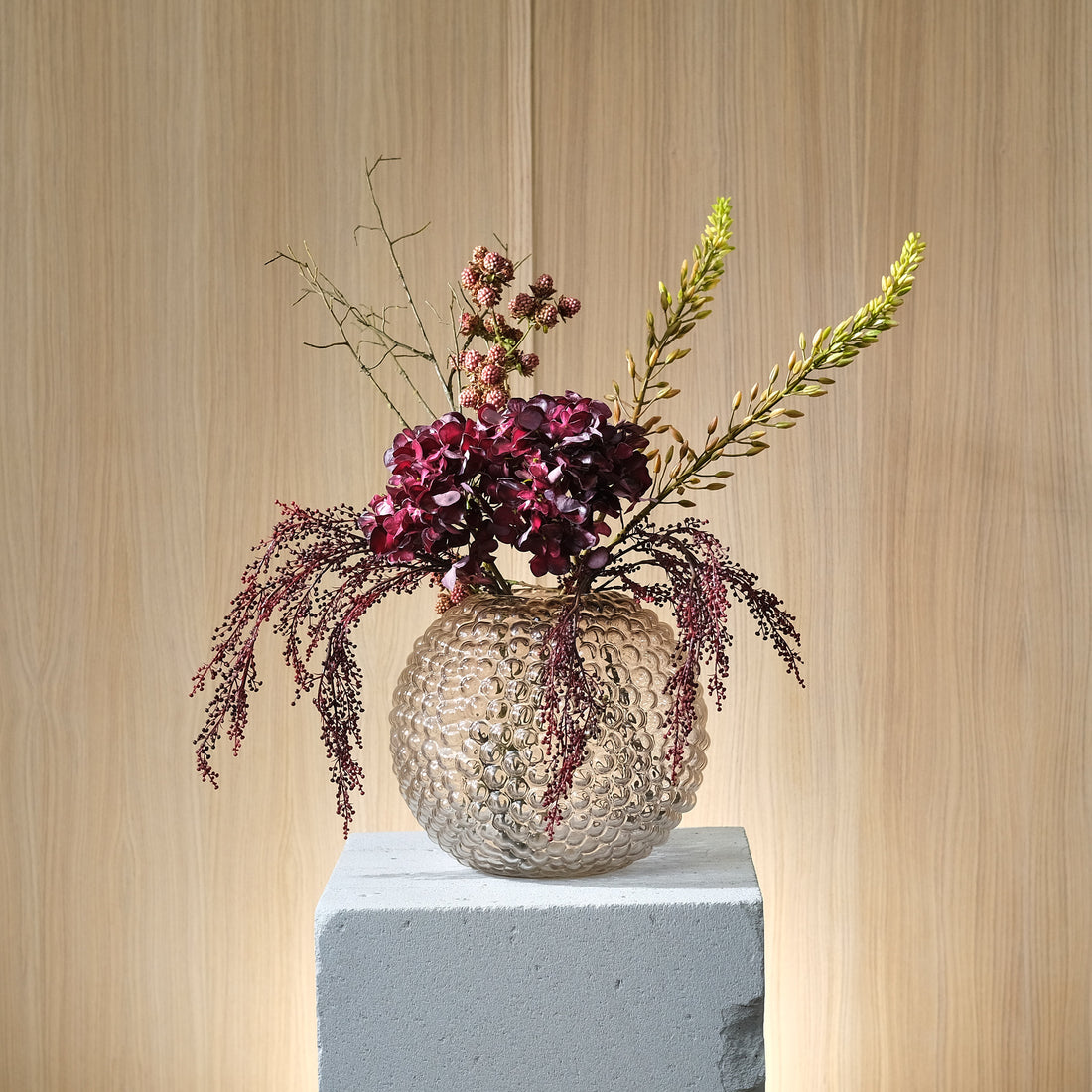 Raw Harmony - Djup Burgundy Hortensia med Mjuka Björnbär i Mauve