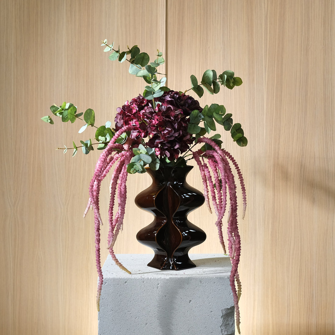 Velvet Edge - En Chic Höstbukett med Frodiga Hortensior i Real Touch med Varma och mjuka Amaranthus