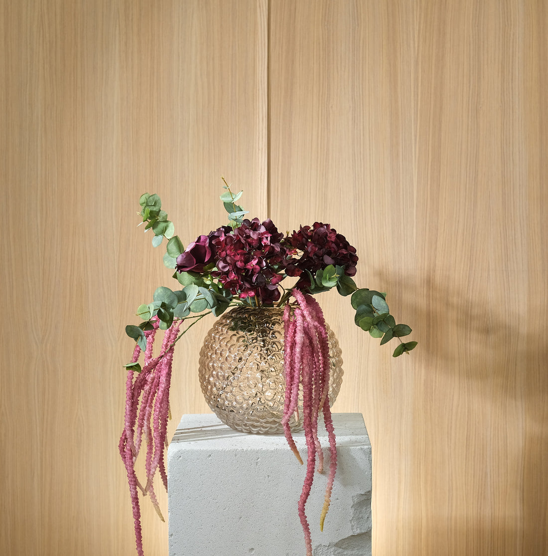 Velvet Edge - En Chic Höstbukett med Frodiga Hortensior i Real Touch med Varma och mjuka Amaranthus