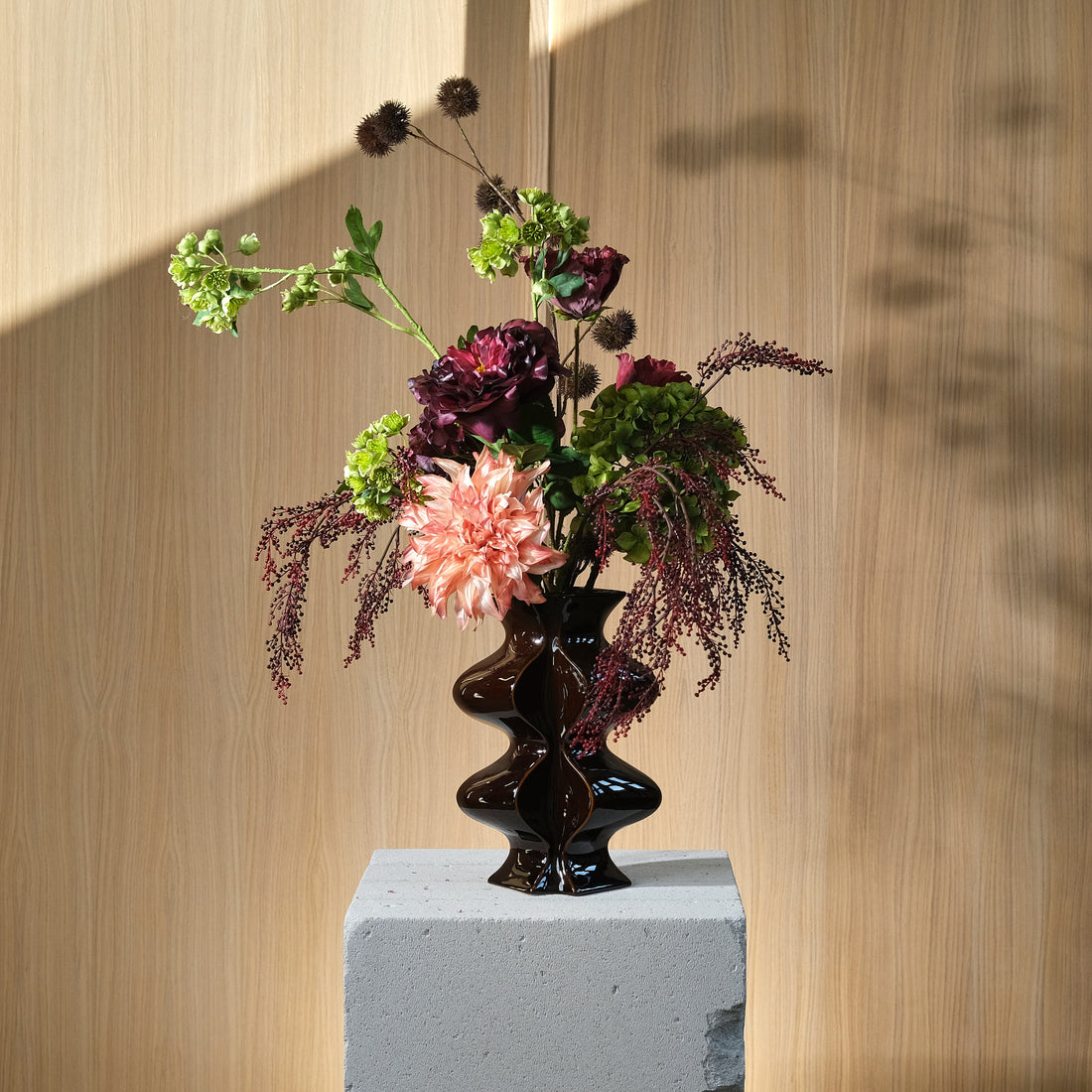 Autumn Reverie - Burgundy Ros i Real Touch möter Grön Julros, Vallmo, Dahlia och frodig Grön Hortensia