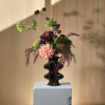 Autumn Reverie - Burgundy Ros i Real Touch möter Grön Julros, Vallmo, Dahlia och frodig Grön Hortensia