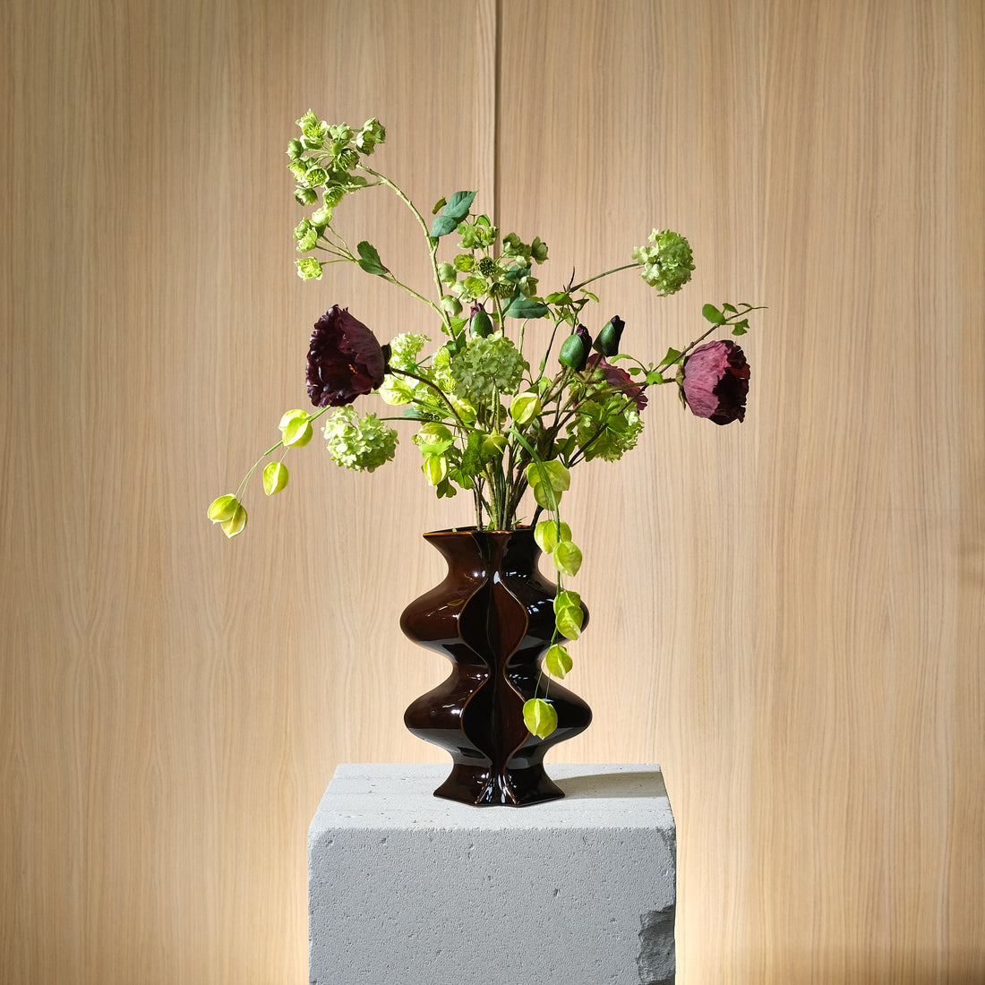 Velvet Grace - En Stilfull Höstbukett med Burgundy Vallmo och Physalis.