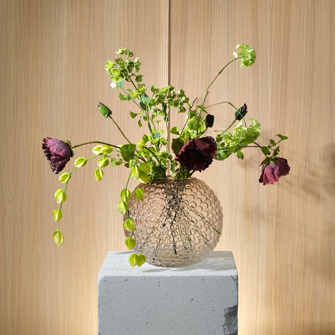 Velvet Grace - En Stilfull Höstbukett med Burgundy Vallmo och Physalis.