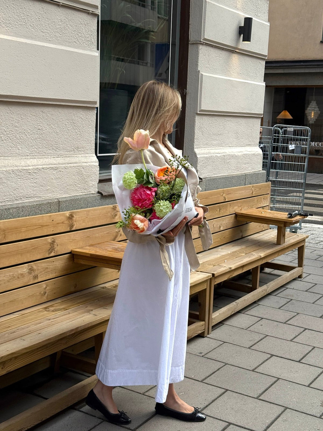 Coral Glow – Romantisk Konstbukett med Pioner &amp; Ranunklar - FLORISSMA