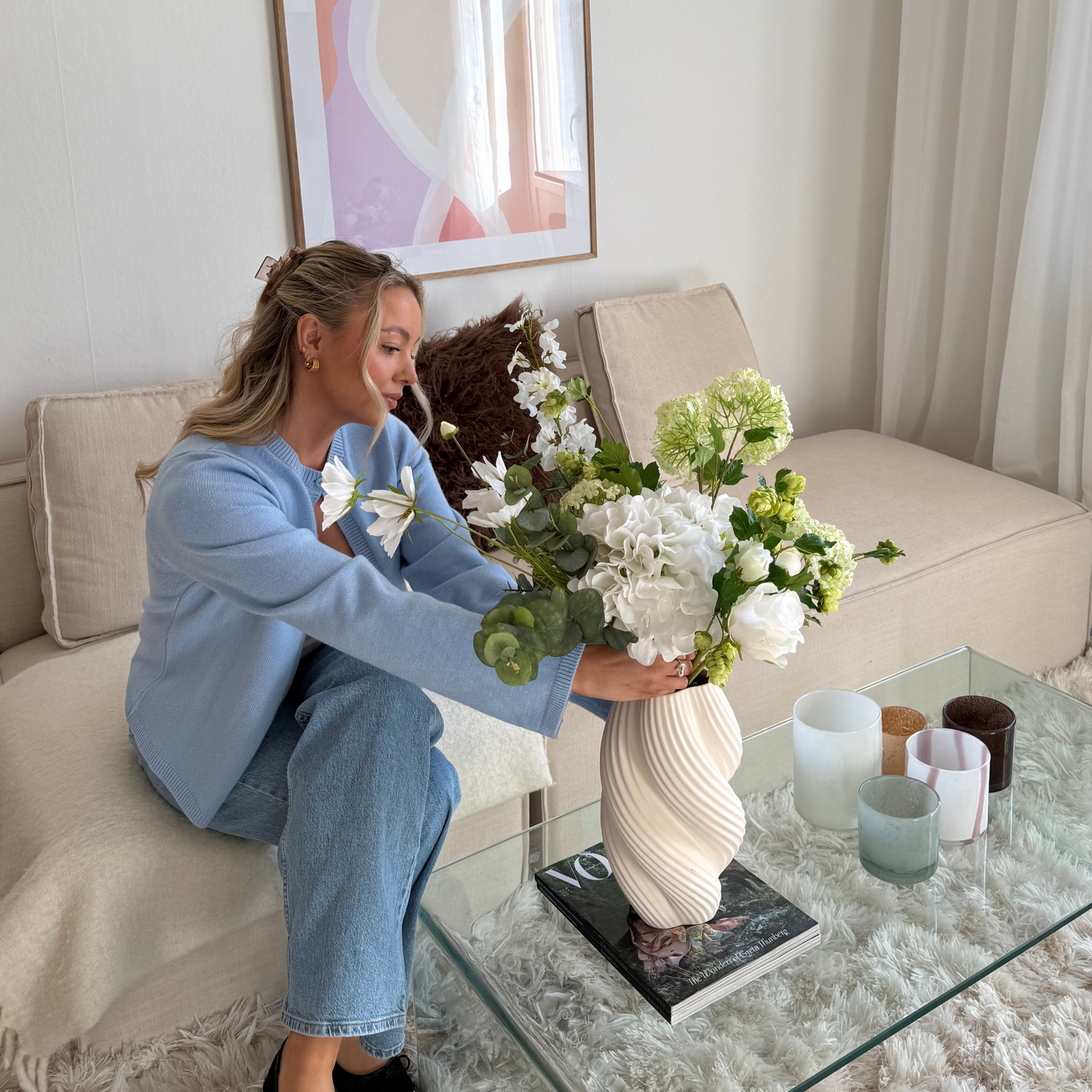 Anne Wood – Vit Naturnära Bukett med Konstblommor