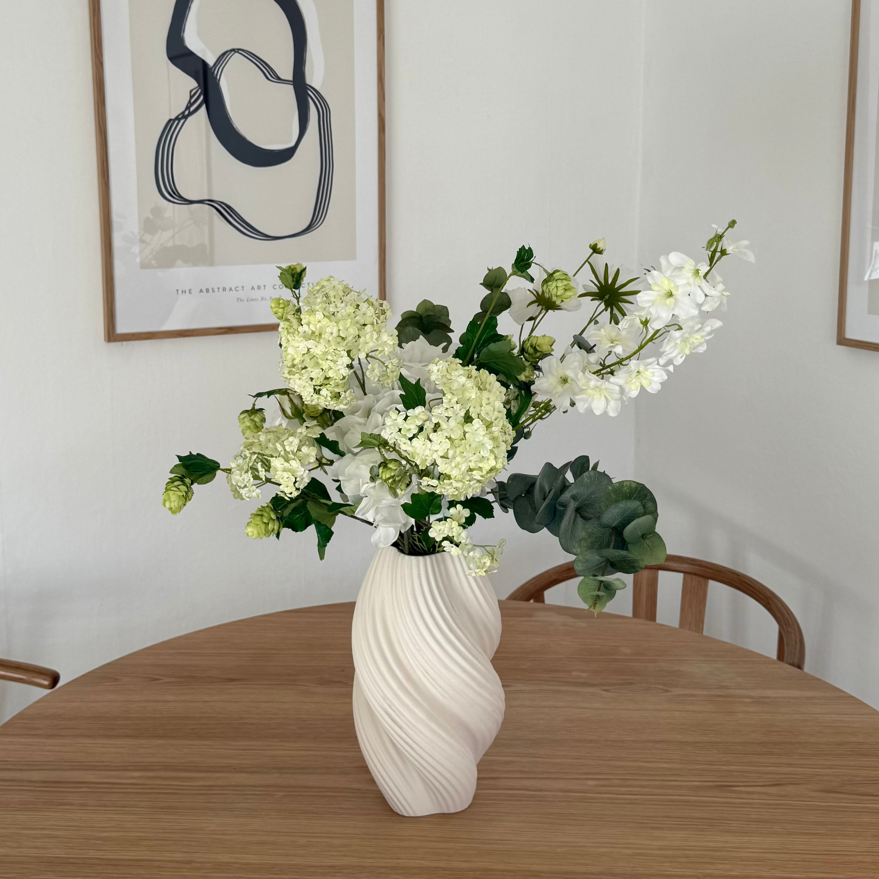 Anne Wood – Vit Naturnära Bukett med Konstblommor