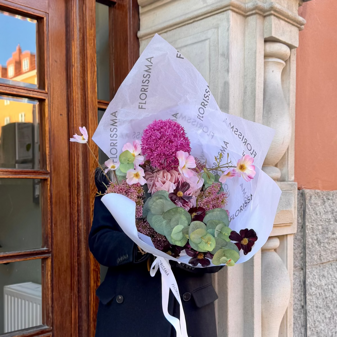 Allium of Cosmos – Vild och Vacker Konstbukett med Allium, Kosmos och Hortensia